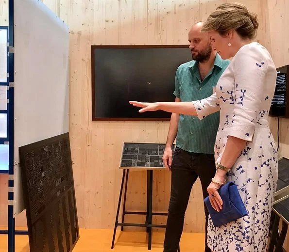 Queen Mathilde visited the Frankfurt Book Fair 2017. Queen Mathilde wore Natan dress, and Natan clutch bag