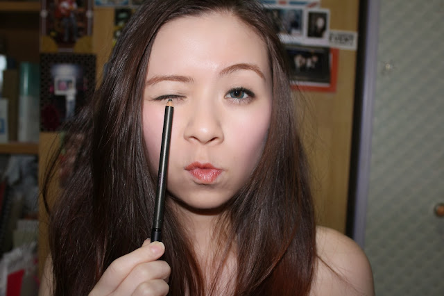 girl applying eyeliner