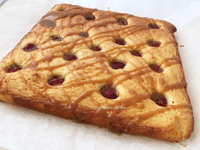 Blondie de chocolate blanco y frambuesas con glaseado de panela