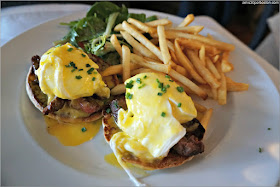 Petit Robert Bistro: Eggs Benedict 