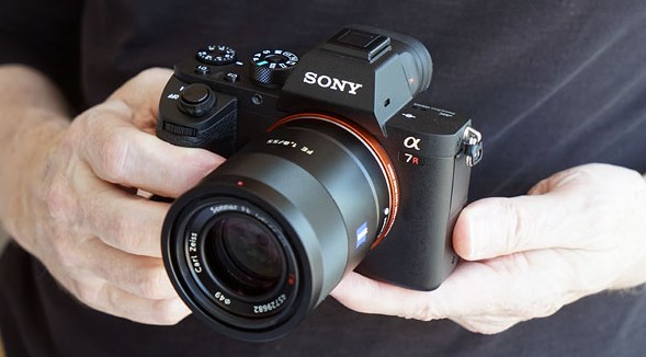 Digital Kamera Mirrorless Sony Alpha A7R III Mengusung Sensor Exmor R CMOS 42.4MPDigital Kamera Mirrorless Sony Alpha A7R III Mengusung Sensor Exmor R CMOS 42.4MP