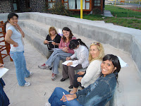 Grupo de Chicas en Acción.-