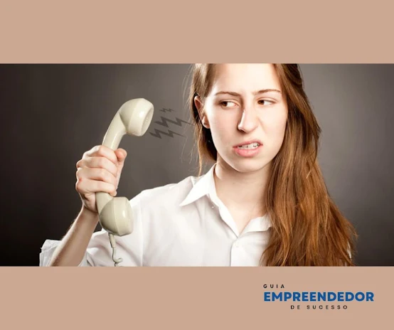 Lidando com clientes difíceis e resolvendo disputas. Ao lidar com clientes difíceis ou enfrentar disputas, é importante agir de forma profissional e eficaz para resolver os problemas. Aqui estão algumas orientações: 1- Mantenha a calma e a cortesia:  Ao lidar com clientes difíceis, mantenha a calma e seja cortês. Isso ajuda a evitar conflitos e facilita a comunicação para encontrar uma solução.  2- Ouça atentamente as preocupações do cliente:  Dedique tempo para entender as preocupações do cliente e ouvi-lo atentamente. Isso demonstra empatia e mostra que você está comprometido em resolver o problema.  3- Ofereça soluções razoáveis:  Avalie cada caso individualmente e ofereça soluções razoáveis para resolver a disputa. Isso pode incluir reembolsos parciais, trocas de produtos ou outras medidas que atendam às necessidades do cliente e protejam seus interesses como vendedor.  4- Comunique-se de forma clara e documente tudo:  Certifique-se de que todas as comunicações com o cliente sejam claras, concisas e registradas por escrito. Isso pode ser útil como evidência caso seja necessário resolver a disputa por meio do suporte do Mercado Livre.
