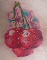 Tatuagem de cereja com flores