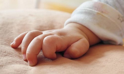 Τα μέτρα στήριξης των νέων γονέων, οι οποίοι είναι αντιμέτωποι με υπέρμετρα έξοδα, παρουσίασαν ο υπουργός Εθνικής Οικονομίας και Οικονομικών Κωστής Χατζηδάκης και η υπουργός Κοινωνικής Συνοχής και Οικογένειας Σοφία Ζαχαράκη.