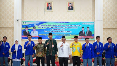 Bupati Padang Pariaman Lepas Keberangkatan 11 Siswa MAN Insan Cendikian
Ikuti OSN Di Bogor.