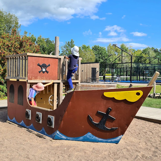 Schweden-Urlaub: 3 Touren mit Ausflügen auf der schwedischen Insel Öland mit Kindern. Teil 2: Der Süden von Öland. Auf dem Spielplatz im Färjeparken können sich die Kinder nach der langen Tour super austoben und spielen. Ein wunderschönes kinderfreundliches Ausflugsziel!