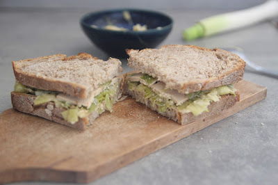 Cuillère et saladier : Croque-monsieur aux poireaux et tofu fumé (vegan)