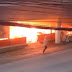 VÍDEO: homens jogam gasolina e colocam fogo em restaurante com funcionários dentro