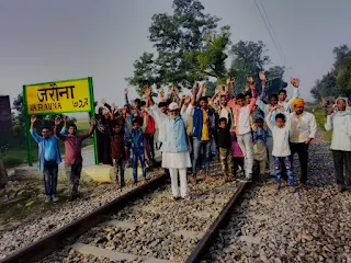 जरौना रेलवे स्टेशन पर जज सिंह अन्ना ने यात्रियों संग किया प्रदर्शन | #NayaSaveraNetwork