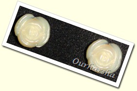  white rose ear stud (1)