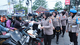 Raih Berkah Ramadhan, Polwan Polda Jabar Bagi Bagi Takjil Gratis Kepada Masyarakat Pengguna Jalan