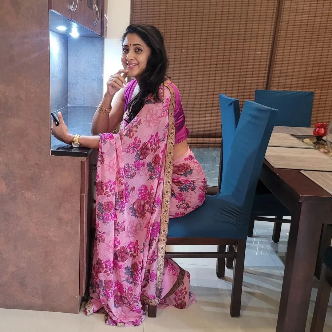 Actress Kaniha gorgeous looks in saree photoshoot
