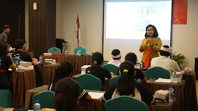 Bersama Putu Dessy Fridayanthi (Ecy), Santy Sastra berikan materi Public Speaking untuk Para ASN LLDikti WilAYAH VIII