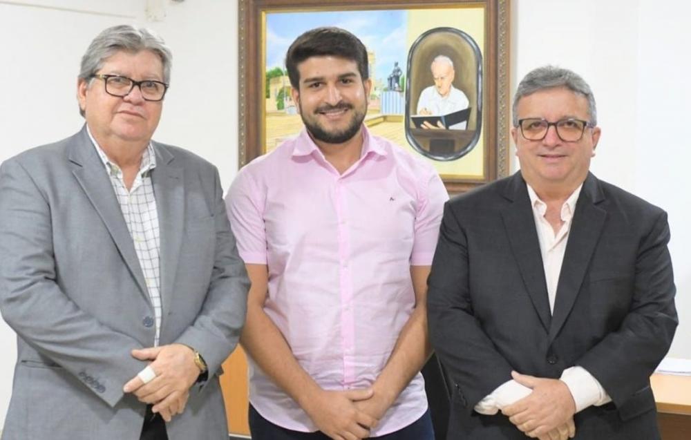 Pré-candidato a Prefeito Arthur Vieira entregou solicitação de recursos para Riacho dos Cavalos