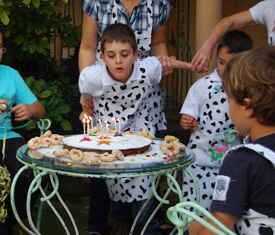 Iago soplando las velas de su décimo cumpleaños