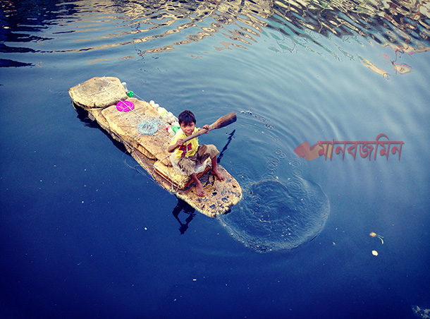 শোলার ভেলায় জীবিকা ছোট্ট মুমিনের