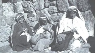 نساء من مدينة رام الله يقمن بتطريز ملابسهن في عام 1920م