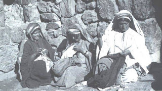 نساء من مدينة رام الله يقمن بتطريز ملابسهن في عام 1920م