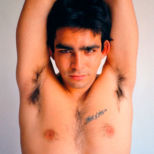 Suvaco / Axilas do ator Omar Ayuso em foto sem camisa