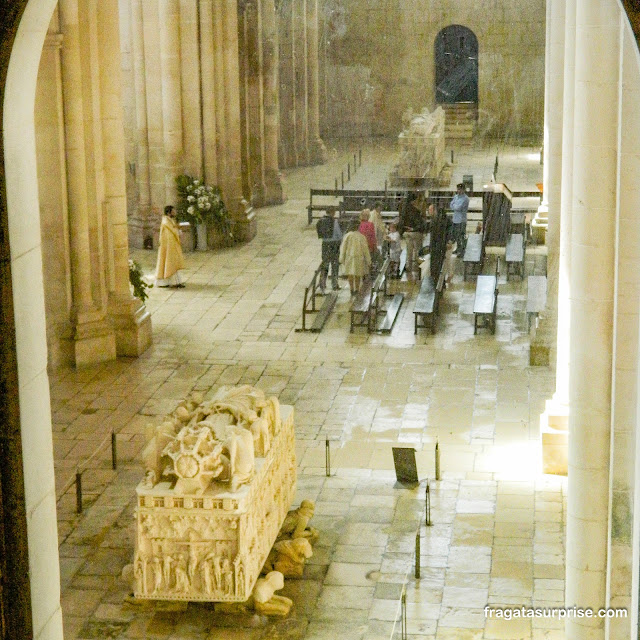 Túmulos de Inês de Castro e Pedro I no Mosteiro de Alcobaça em Portugal