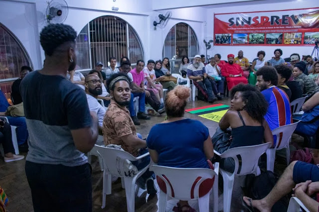 O movimento tem apresentado candidaturas nas últimas 3 eleições, sempre com caráter essencialmente coletivas e enraizadas nos guetos, do seio dos movimentos de luta negra e periférica. E isso não mudou. Desta vez, com estética renovada em formato coletivo, reuniram 3 lideranças de base, formadas no cotidiano das lutas, com trajetórias, história e serviços prestados.