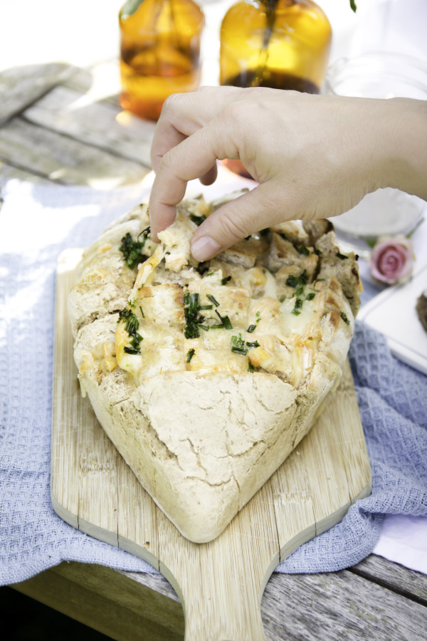 Grillparty im Sommer: Tolle DIYs und Rezepte für ein schönes Fest. Gegrilltes Zupfbrot als Käseligel. By titatoni