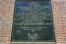 Placa en la Fachada de la Biblioteca Widener en la Universidad de Harvard