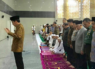 Hukum Melakukakn Shalat Berjamaah