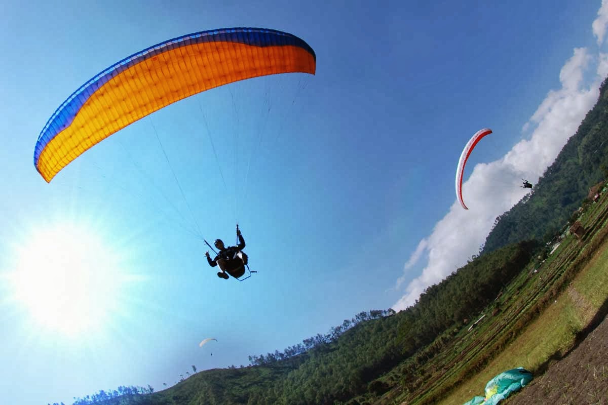 Paralayang di Malang: UJI KEBERANIAN ANDA NIKMATI KEINDAHAN KOTA WISATA