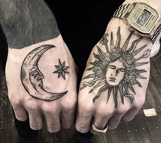 Vemos un tatuaje de sol y luna muy bonito