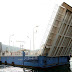 Ιστιοφόρο σκάφος έπεσε πάνω στην πλωτή γέφυρα της Λευκάδας