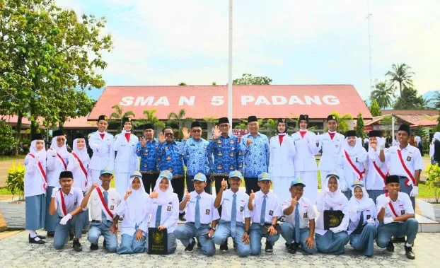 Wako Hendri Septa Jadi Pembina Upacara dan Serahkan KTP bagi Siswa SMAN 5 Padang