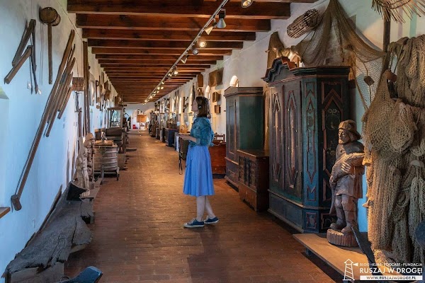 Wystawa etnograficzna w korytarzu prowadzącym do gdaniska na zamku w Kwidzynie