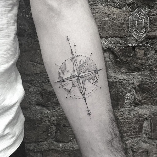 este_elegante_bssola_e_o_mundo_da_tatuagem