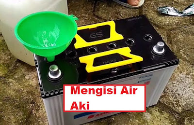 menggunakan corong untuk mempermudah proses pengisian air aki