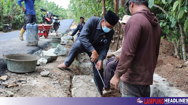 Anggota DPRD Tanggamus Irsi Jaya, Monitoring Pekerjaan Ruas Jalan Batu Bedil-Airbakoman