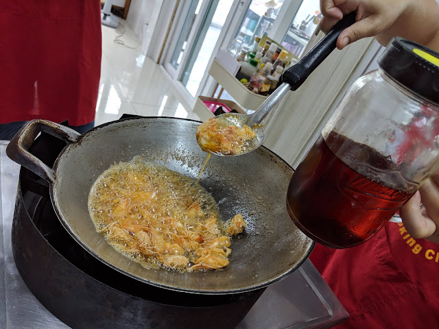 Frying shrimp at Chef LeeZ Thai cooking school in Bangkok, Thailand