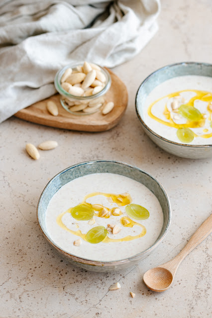 Ajo blanco, soupe froide aux amandes et à l'ail