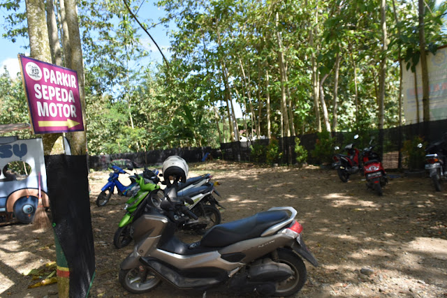 Lokasi parkir sepeda motor Kampung Susu Dinasty