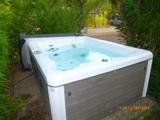 unser eigener Whirlpool auf dem Stellplatz Royal Maxi auf dem Esterel Caravaning