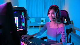Femme jouant sur un PC