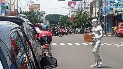 Tega! anak Dibawah Umur Dijadikan Manusia Silver Untuk Mengemis di Jalanan