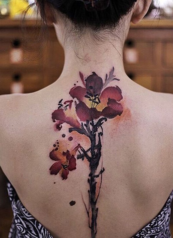 Esta bela flor tatuagem é perfeito para coluna da tatuagem. As flores em si são colocados na parte superior das costas, então você pode exibir facilmente com algum tipo de roupa. As hastes poderia, em seguida, delinear a sua coluna vertebral.