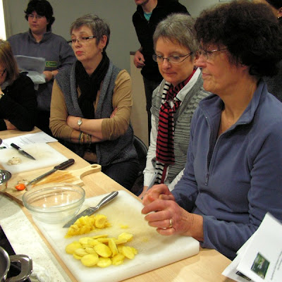 tailler la mangue en cercles  et la trancher finement - Carpaccio de Saint-Jacques à la mangue