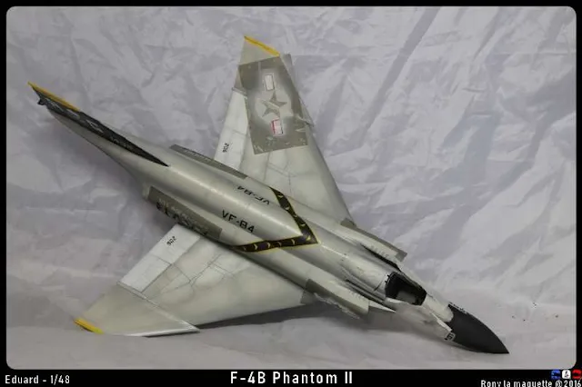 La réalisation de la décoration du F-4B Phantom II d'Eduard au 1/48.