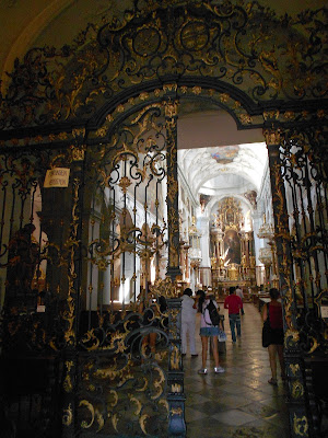 Reja accesso Abadía de San Pedro