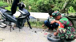    Spontan dan Inisiatif, Seorang TNI Bantu Perbaiki Motor Dijalan 