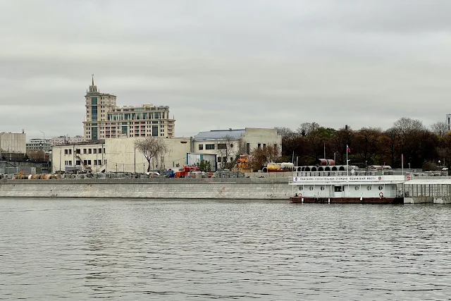 Фрунзенская набережная, Москва-река, вид на Парк Горького, бывшее здание Дирекции Парка Горького (снесено в 2025 году)