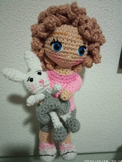 PATRON GRATIS MUÑECA CON CONEJO AMIGURUMI 52827